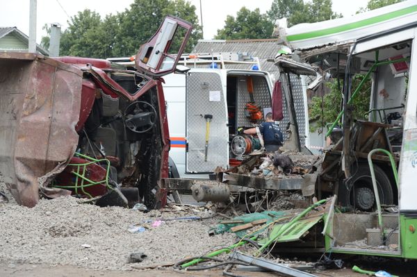 The collision between a packed passenger coach and a truck loaded with crushed stone took place in Moscow in the early afternoon on Saturday - Sputnik International