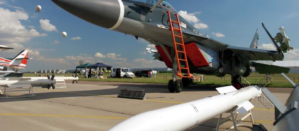 A MIG 29K multi-purpose aircraft carrier-based fighter craft at the MAKS 2005 international airspace show - Sputnik International