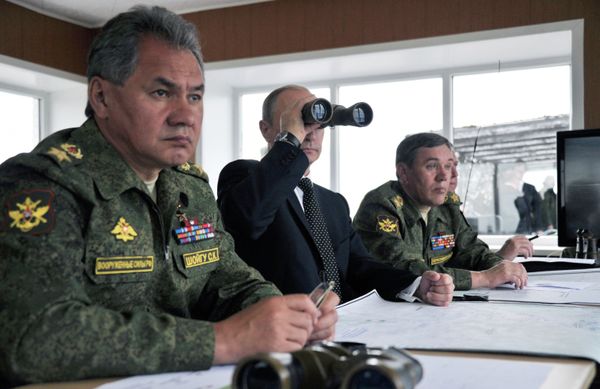 Russian defense minister Sergei Shoigu and president Vladimir Putin at the Tsugol military testing site - Sputnik International
