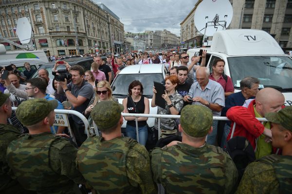 Russian Police and Opposition Supporters Face Off at Protests - Sputnik International