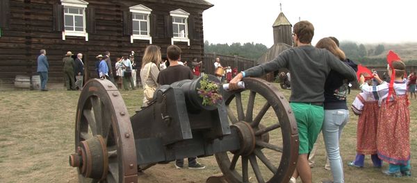 Visitors inside Fort Ross, with the wooden church in the background, on July 28, 2013, to celebrate the 201st anniversary of the creation of the Russian settlement in California. Visitors inside Fort Ross, with the wooden church in the background, on July 28, 2013, to celebrate the 201st anniversary of the creation of the Russian settlement in California. - Sputnik International