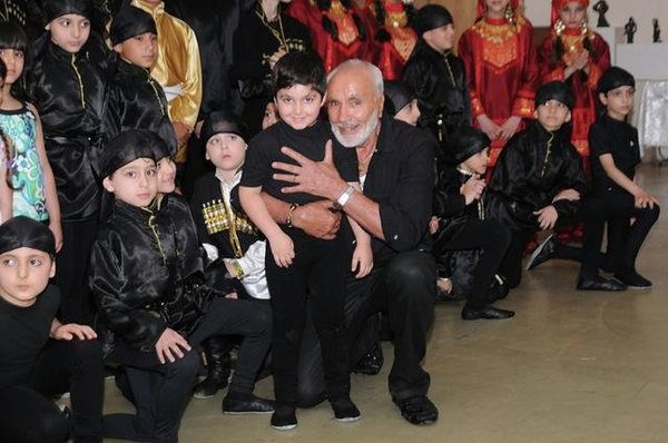 Anatoliy poses with some of his youngest dancers after a recent performance in New York. - Sputnik International