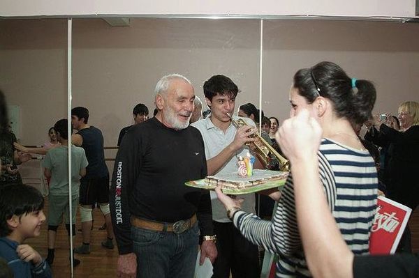 LezginkaNYC dancers celebrate not just performances but life milestones, including Anatoliy Vartanian’s 75th  birthday in 2011. - Sputnik International