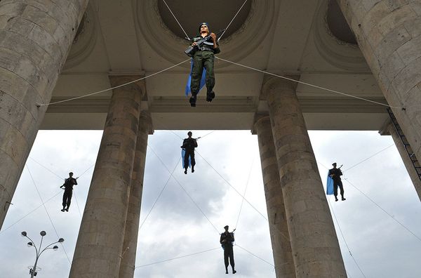 The installation was modeled on “Golconda,” a painting by French surrealist Rene Magritte - Sputnik International