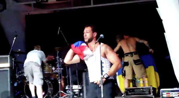 A screenshot from a YouTube video showing Jared Hasselhoff holding a Russian flag - Sputnik International
