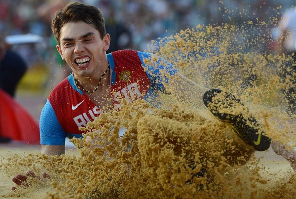 Russia's gold medal hope Alexander Menkov posted 8.11m, the last to crack the automatic qualifying mark of 8.10 - Sputnik International
