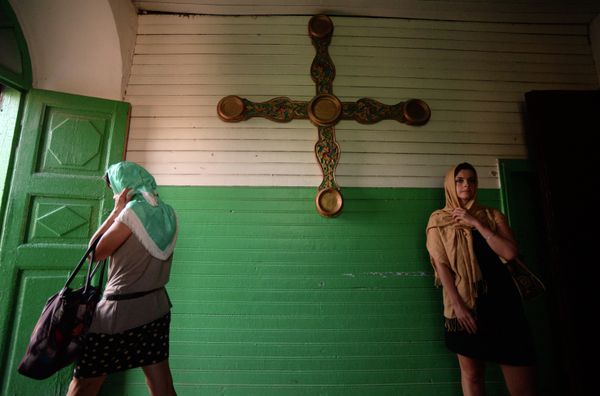 Believers in St. Nicholas Cathedral in Old Izborsk, the Pskov region. - Sputnik International