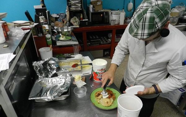 Bakery staffer Chris LaFountain makes a peasant lunch for a customer. - Sputnik International
