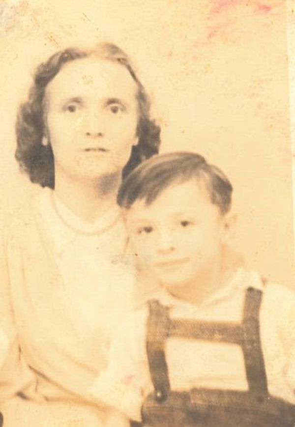 Irina Vadimovna Bolychevtseva and her son Leonid fled Russia along with her younger sister during World War II. - Sputnik International