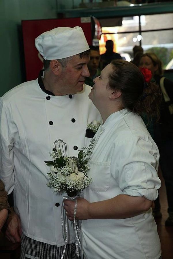 Natasha Garder Littrell and her husband, Matt, were married in the bakery in 2011. - Sputnik International