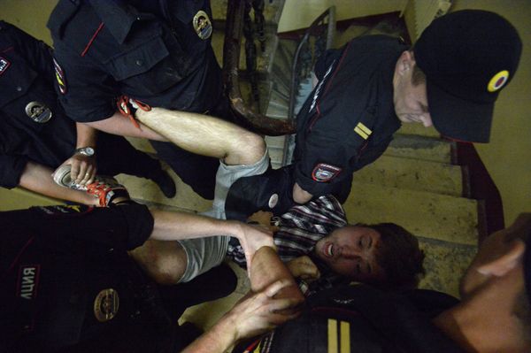 Navalny Supporters Fined, 1 Jailed After 5-Hour Police Siege - Sputnik International
