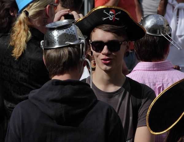 Pastafarians wear sieves on their heads or dress up as pirates, worship The Flying Spaghetti Monster and believe that their religion was founded by pirates - Sputnik International