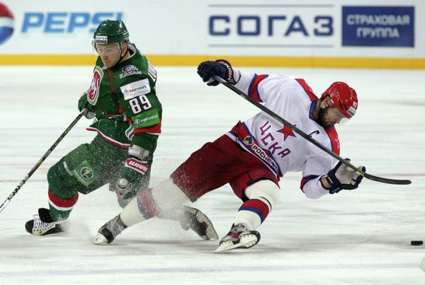 Russian hockey star forward Artyom Lukoyanov (left) has been arrested after allegedly assaulting a police officer - Sputnik International
