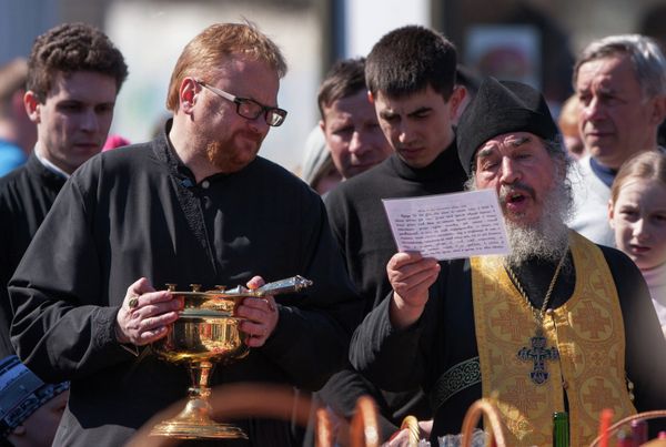 Vitaly Milonov (L) attending church service - Sputnik International