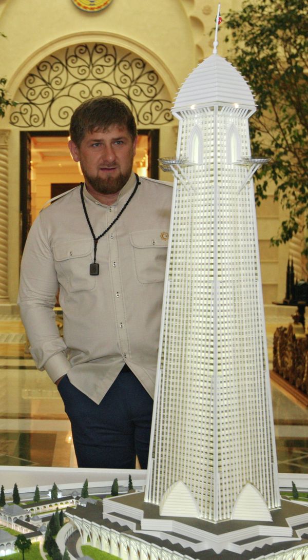 Ramzan Kadyrov with a model of the new skyscraper Ramzan Kadyrov with a model of the new skyscraper - Sputnik International