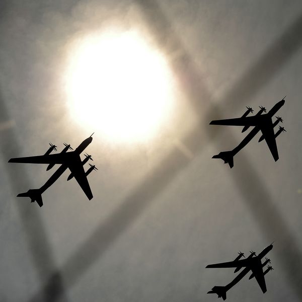 Russia Sends 4 Strategic Bombers on 24-Hour Arctic Patrol - Sputnik International