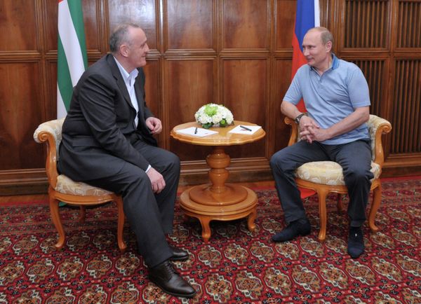 Russian President Vladimir Putin (R) has met with his Abkhazian counterpart Alexander Ankvab (L) - Sputnik International