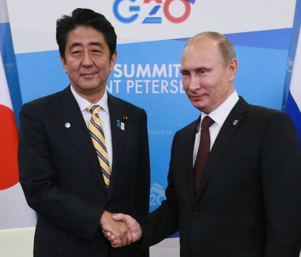 Japanese Prime Minister Shinzo Abe and Russian President Vladimir Putin - Sputnik International