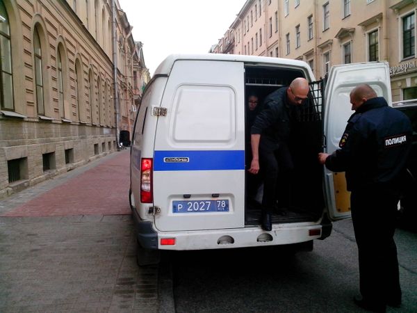 Members of the art group Voina (War) being taken to court on Sept. 5 - Sputnik International