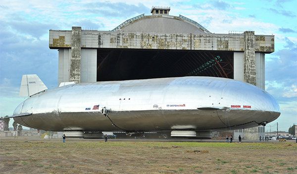 The 'Aeroscraft' blimp sits on four hovercraft pads outside a massive hanger in Tustin, California. - Sputnik International