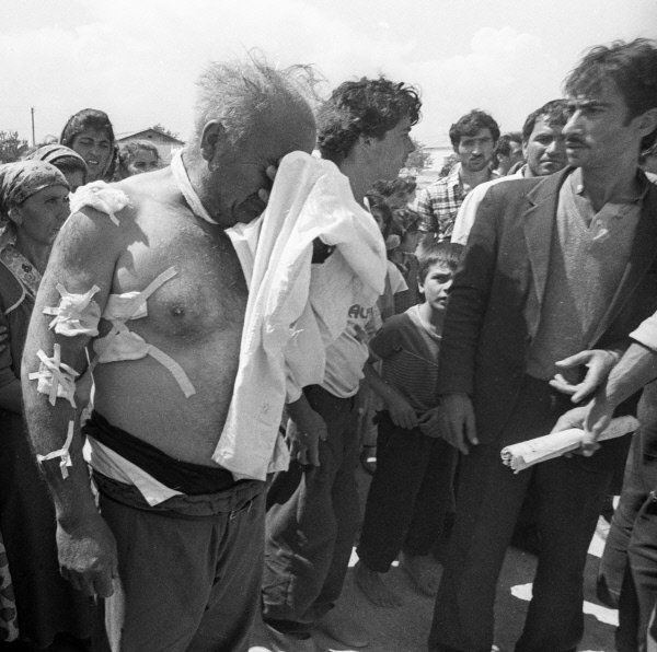 A victim of inter-ethnic violence, a Meskhetian Turk flees Uzbekistan in 1989. - Sputnik International