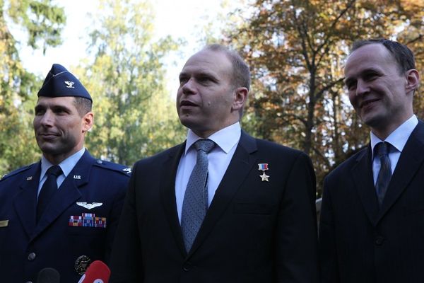 At the Gagarin Cosmonaut Training Center in Star City, Russia, Expedition 37 Soyuz Commander Oleg Kotov (center) answers a question from a reporter Sept. 13 as his crewmates, NASA Flight Engineer Michael Hopkins (left) and Flight Engineer Sergey Ryazanskiy (right) look on - Sputnik International