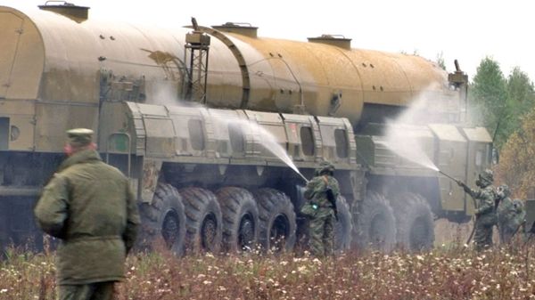 Young Strategic Missile Troops Officers Launch a Missile and Wash a Topol-M Launch Pad - Sputnik International