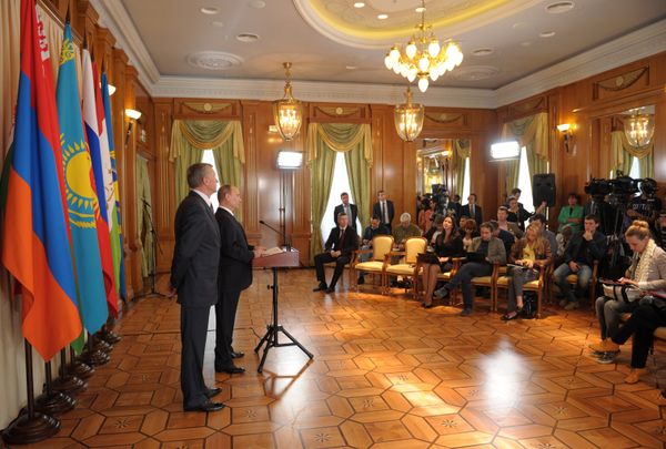 Russian President Vladimir Putin and CSTO Secretary General Nikolai Bordyuzha speak to the press after a CSTO Council meeting, Sochi, September 23, 2013 - Sputnik International