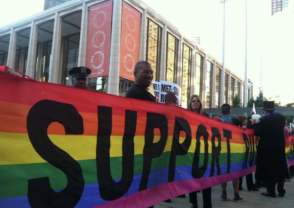 Opera ticket-holders were greeted by protesters outside the Met Monday night, hoping to call attention to what they believe is a violent crackdown on gays in Russia. - Sputnik International