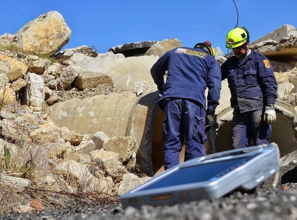 Rescuers Samuel Sandeen, right, and Mark Lucas, left, prepare to go into rubble at a mock disaster site in Lorton, Virginia, where the FINDER, in the foreground, detected a heartbeat. - Sputnik International