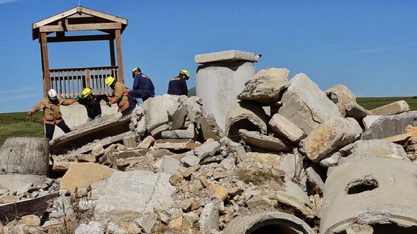 Fire and rescue workers help a woman from beneath rubble at an event to demonstrate the FINDER. Fire and rescue workers help a woman from beneath rubble at an event to demonstrate the FINDER. - Sputnik International