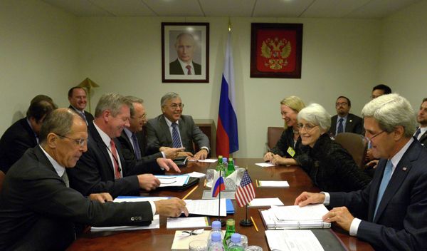 Foreign Minister Sergei Lavrov and US Secretary of State John Kerry met on Tuesday to discuss the draft UN Security Council resolution on eliminating Syria’s chemical weapons - Sputnik International