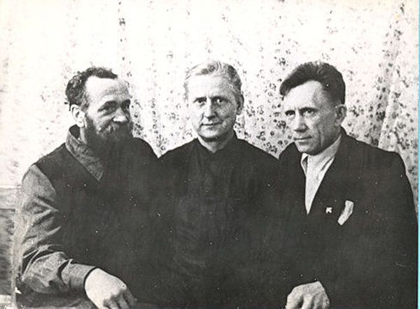Walter Ciszek, center - Sputnik International