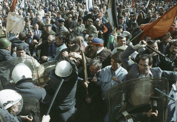 Russia’s 1993 Political Crisis, Storming the White House - Sputnik International