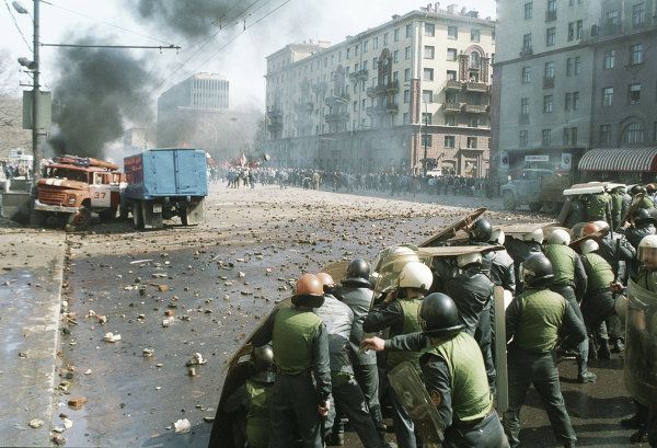 Russia’s 1993 Political Crisis, Storming the White House - Sputnik International