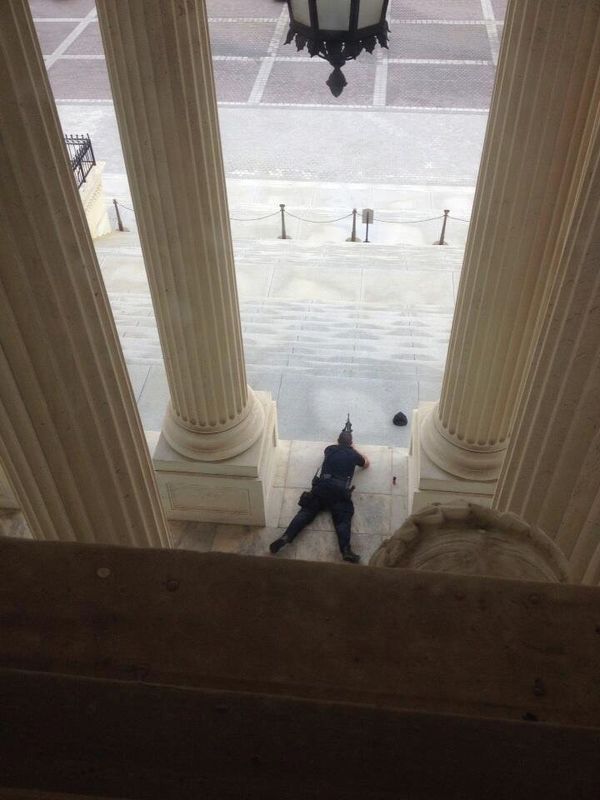 A police officer takes position after the shooting outside the US Capitol building. - Sputnik International