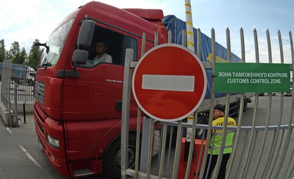 A truck with Georgian mineral water goes through a Russian customs control zone near Moscow, June 14, 2013 - Sputnik International