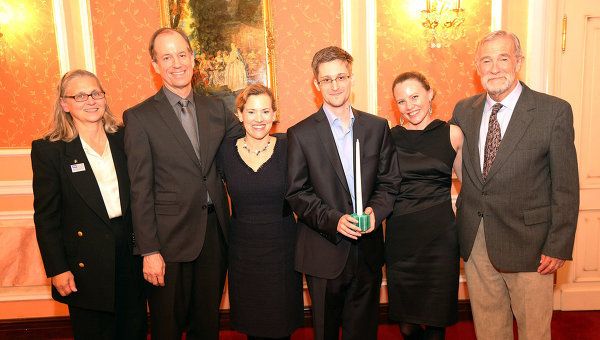 Edward Snowden (third from right) receives the Sam Adams Associates for Integrity in Intelligence Award alongside UK WikiLeaks journalist Sarah Harrison (second from right), who took Snowden from Hong Kong to Moscow, and the US government whistleblowers who presented the award (left to right) Coleen Rowley (FBI), Thomas Drake (NSA), Jesselyn Raddack (Department of Justice) and Ray McGovern (CIA) on October 9, 2013 in Moscow. Edward Snowden (third from right) receives the Sam Adams Associates for Integrity in Intelligence Award alongside UK WikiLeaks journalist Sarah Harrison (second from right), who took Snowden from Hong Kong to Moscow, and the US government whistleblowers who presented the award (left to right) Coleen Rowley (FBI), Thomas Drake (NSA), Jesselyn Raddack (Department of Justice) and Ray McGovern (CIA) on October 9, 2013 in Moscow. - Sputnik International