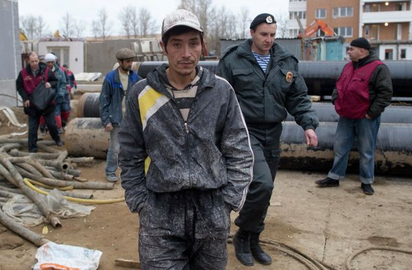 Moscow Police frequently detains illigal labor migrants - Sputnik International