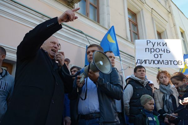Picket outside the Dutch Embassy in Moscow on Saturday. - Sputnik International
