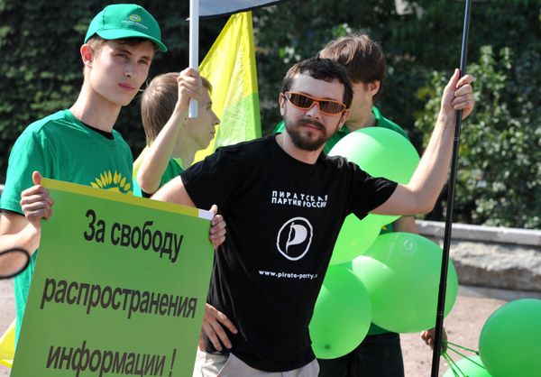 Pirate Party leader Pavel Rassudov (right) and activist at a meeting in August, 2013 - Sputnik International