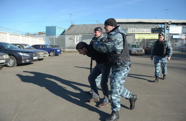 Policemen detain a migrant during a check at a vegetable warehouse in Biryulyovo - Sputnik International
