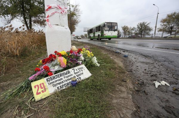 Flowers at the site of the undermining of the passenger bus in Volgograd. - Sputnik International