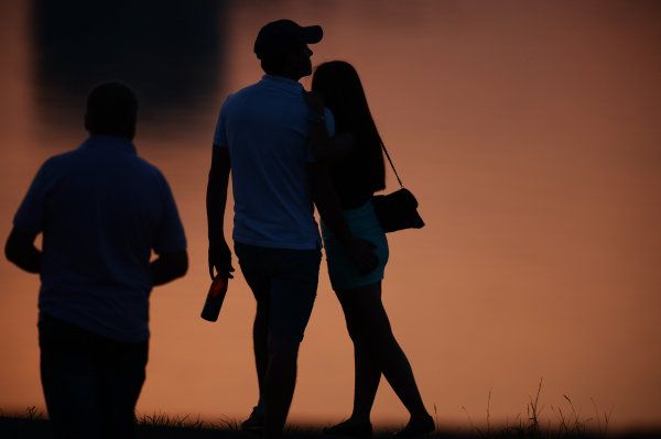 A couple walks along a river bank in Kazan, Russia. - Sputnik International