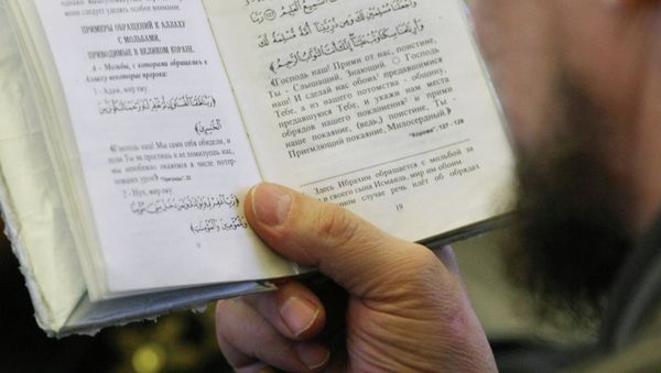 A video uploaded on YouTube showed a group of young men burning a Russian translation of the Quran - Sputnik International