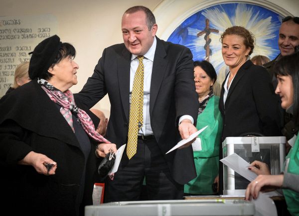 With votes counted at over 70 percent of the country’s polling stations, Giorgi Margvelashvili (C) received 62.13 percent of the vote - Sputnik International