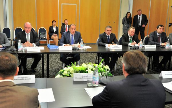 Sergei Lavrov (center) meeting his Ukrainian counterpart Leonid Kozhara - Sputnik International