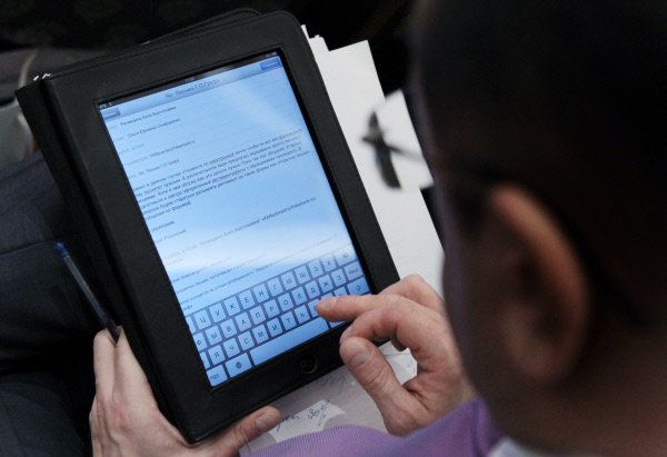 The FAA said it expects most airlines to put the new electronics guidelines into effect by the end of the year. - Sputnik International