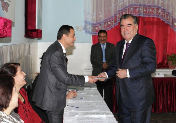 Emomali Rakhmon (right) at the voting station - Sputnik International