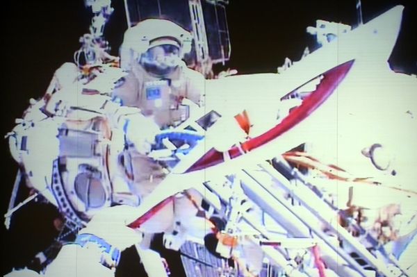 Olympic Torch Goes on First Ever Spacewalk - Sputnik International